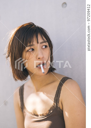 woman who smokes 97209412