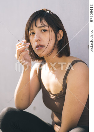 抽煙的女人 97209418