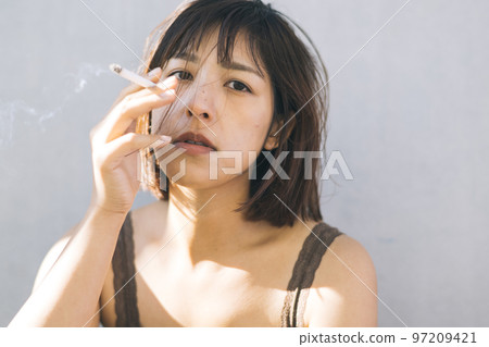 woman who smokes 97209421