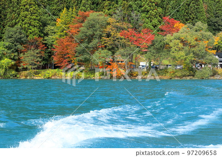 田澤湖和湖邊的秋葉 田澤湖和湖邊的秋葉 97209658