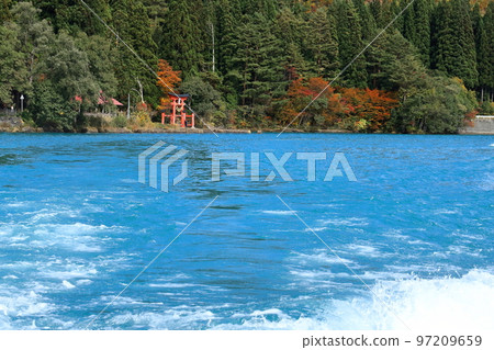 田澤湖和湖邊的秋葉 田澤湖和湖邊的秋葉 97209659