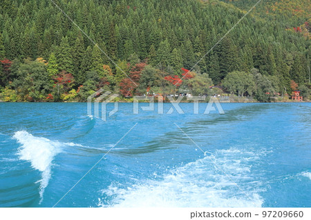 田澤湖和湖邊的秋葉 田澤湖和湖邊的秋葉 97209660