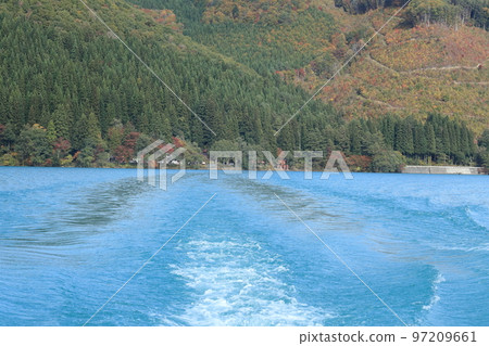 田澤湖和湖邊的秋葉 97209661