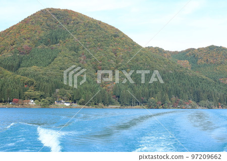 田澤湖和湖邊的秋葉 97209662