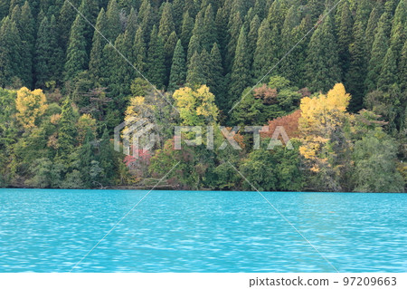 田澤湖和湖邊的秋葉 田澤湖和湖邊的秋葉 97209663