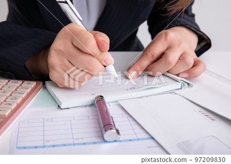 寫收據的西裝的婦女 寫收據的西裝的婦女 97209830
