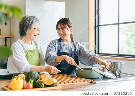 微笑的亞洲老年婦女和年輕婦女在家裡的廚房裡一起做飯、做家務和自己做飯(管家/家政代理) 微笑的亞洲老年婦女和年輕婦女在家裡的廚房裡一起做飯、做家務和自己做飯(管家/家政代理) 97210290