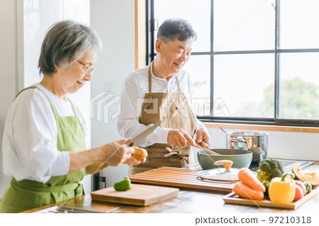 老年夫婦和老年夫婦在家裡的廚房裡一起做飯和做家務 97210318