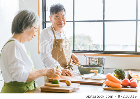 Elderly couples and senior couples enjoying cooking and housework together in the kitchen at home Elderly couples and senior couples enjoying cooking and housework together in the kitchen at home 97210319