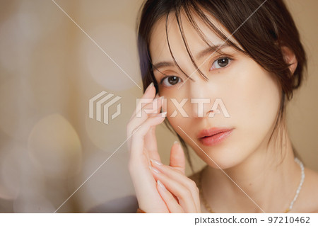 穿著棕色針織衫的女人 97210462