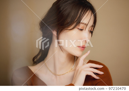 穿著棕色針織衫的女人 穿著棕色針織衫的女人 97210470