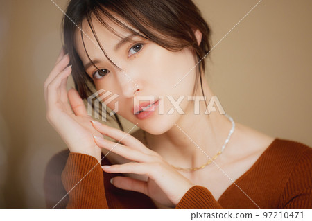 穿著棕色針織衫的女人 97210471