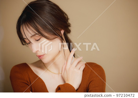 A woman in a brown cut-and-sew 97210472