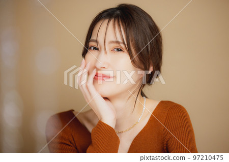 A woman in a brown cut-and-sew 97210475