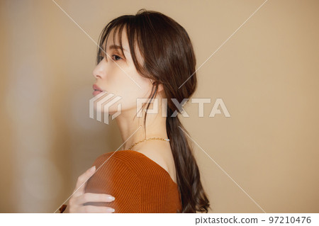 A woman in a brown cut-and-sew A woman in a brown cut-and-sew 97210476