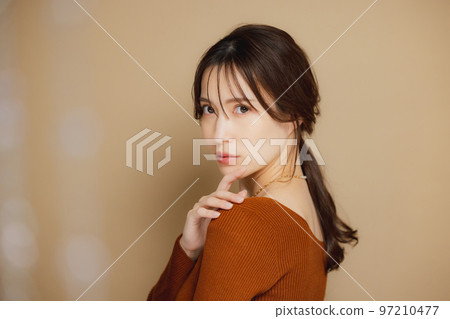 穿著棕色針織衫的女人 97210477