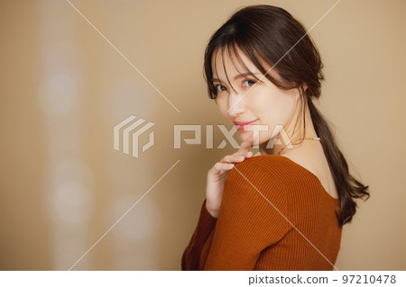 A woman in a brown cut-and-sew 97210478