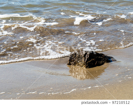 平靜的海岸。海灘上的海灘岩石。 97210512