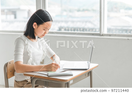 在學校教室裡使用筆記本電腦學習的小學生(微笑) 在學校教室裡使用筆記本電腦學習的小學生(微笑) 97211440