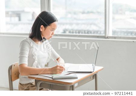 在學校教室裡用筆記本電腦學習的小學生 在學校教室裡用筆記本電腦學習的小學生 97211441