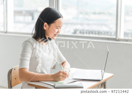 在學校教室裡使用筆記本電腦學習的小學生(微笑) 在學校教室裡使用筆記本電腦學習的小學生(微笑) 97211442