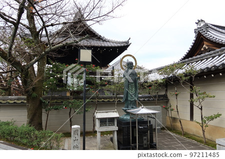 京都觀光景點:京都市寧根之道北端的圓山地藏尊風光 京都觀光景點:京都市寧根之道北端的圓山地藏尊風光 97211485
