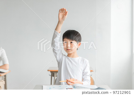 亞洲男小學生（低年級）在學校課堂上課時舉手 97212901