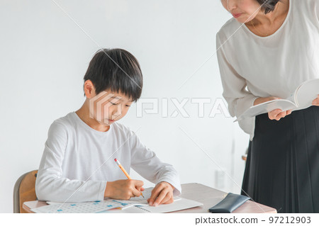Elementary school children studying and teachers who teach (summer courses, tutoring, private tutors) 97212903