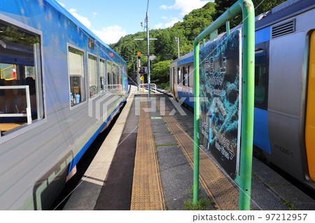 Koumi Line Shinano Kawakami Station narrow station width and train replacement (HIGH RAIL 1375 vehicle) 97212957