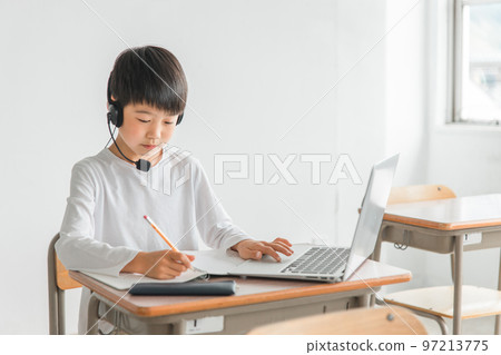 在學校教室和補習班使用筆記本電腦上課的小學生（意見、研究、暑期課程） 97213775