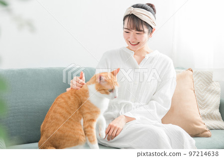 日本女人在沙發上玩寵物貓 97214638