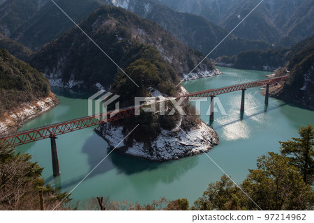 Okuoi Rainbow Bridge, snow and water surface at Okuoi Kojo Station on the Oigawa Railway in Kawanehon-cho, Haibara-gun, Shizuoka Prefecture 97214962