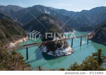 Okuoi Rainbow Bridge, snow cover, water surface and trains at Okuoi Kojo Station on the Oigawa Railway in Kawanehon-cho, Haibara-gun, Shizuoka Prefecture 97214964