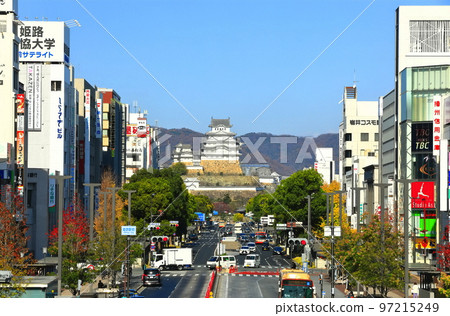 [兵庫縣]晴天的姬路城和大手前街 97215249