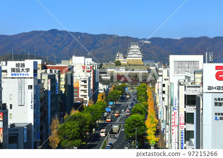 [Hyogo Prefecture] Himeji Castle and Otemae Street in sunny weather 97215266