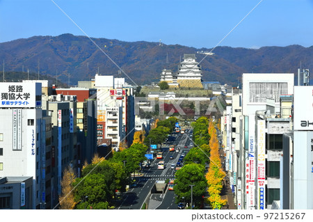 [兵庫縣]晴天的姬路城和大手前街 97215267