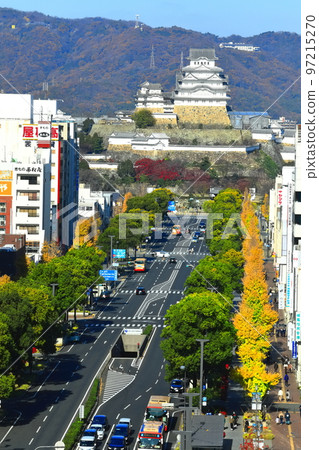 [兵庫縣]晴天的姬路城和大手前街 97215270