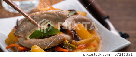 Eating pan-fried pork small intestine with pineapple. 97215351