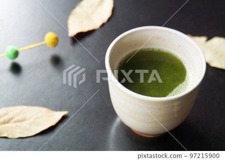 Matcha and fallen leaves 97215900