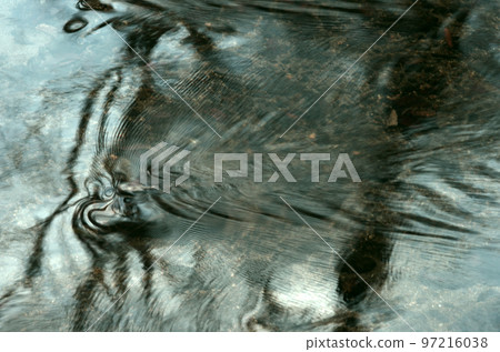 我走過一個荒涼的山谷。那是一個寒冷的冬日午後，耳邊只有嘩嘩的流水聲。我們回家吧。 97216038