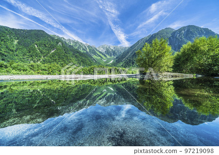 夏季的上高地：穗高山脈和梓川[長野縣松本市] 97219098