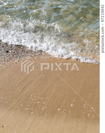 沙灘上的波浪。 沙灘上的波浪。 97219842