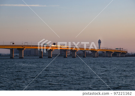 新特麗亞中部國際機場控制塔和連接橋 97221162