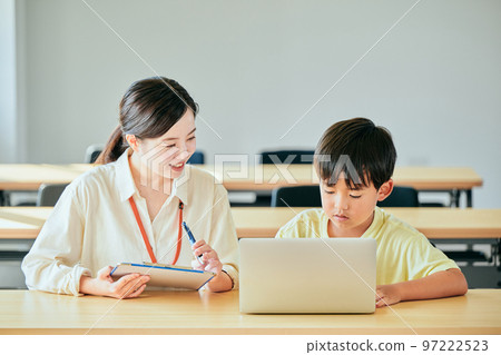 一個年輕的補習班老師和一個小學男生 一個年輕的補習班老師和一個小學男生 97222523