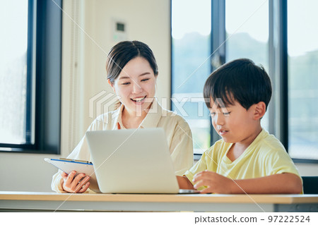 一個年輕的補習班老師和一個小學男生 一個年輕的補習班老師和一個小學男生 97222524