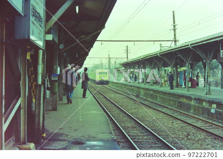 Yokohama Line Haramachida (now Machida) Station, Arriving Haramachida Stop 103 series (Kuha 103-351 and others), March 6, 1980 Yokohama Line Haramachida (now Machida) Station, Arriving Haramachida Stop 103 series (Kuha 103-351 and others), March 6, 1980 97222701