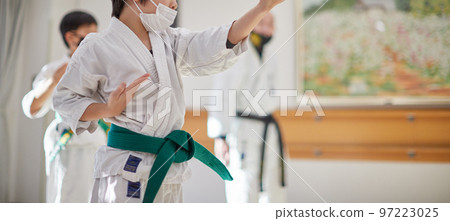 孩子們在空手道教室練習 97223025