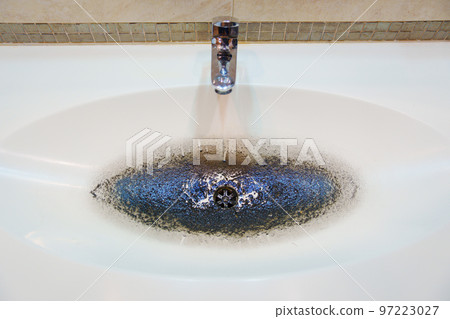 dirty sink after cleaning the clog in the pipe. dirty sink after cleaning the clog in the pipe. 97223027
