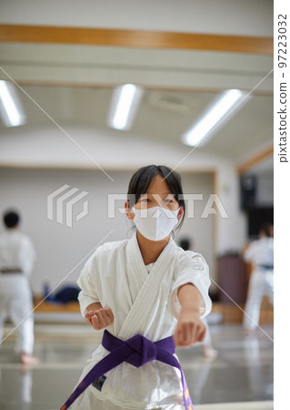 孩子們在空手道教室練習 97223032