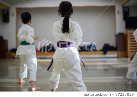 孩子們在空手道教室練習 97223039